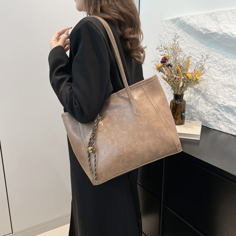 Retro texture tote bag for women, new winter 2024 casual large-capacity single-shoulder bag, high-end and versatile underarm bag details Picture