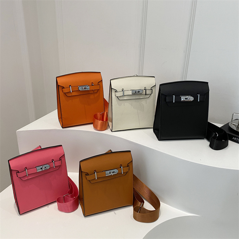 Lock 2025 Fashionable and individual new style, trendy and fashionable color contrast, stylish vertical single-shoulder mobile phone crossbody small square bag Application Scenario