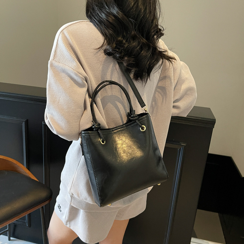 Fashionable, casual, high-end, simple and elegant commuting bag for work, large-capacity hand-held bag with shoulder and crossbody bucket Specification drawing