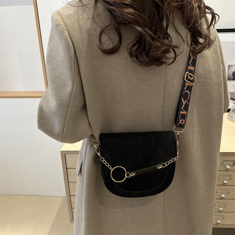 New semi-round bag in solid color crossbody bag, elegant wide shoulder strap saddle bag 2024, fashionable matte design trendy single-shoulder bag Specification drawing