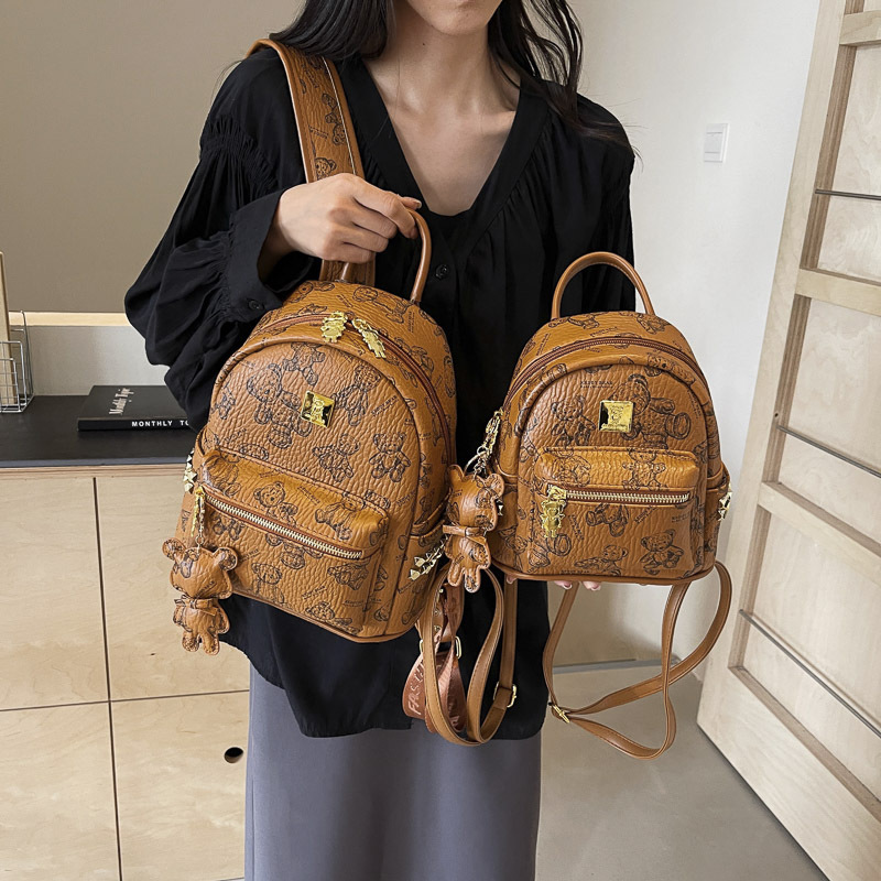 A high-end printed backpack for casual women's trade, a niche design with riveted printed bear PU soft leather bag for women full figure