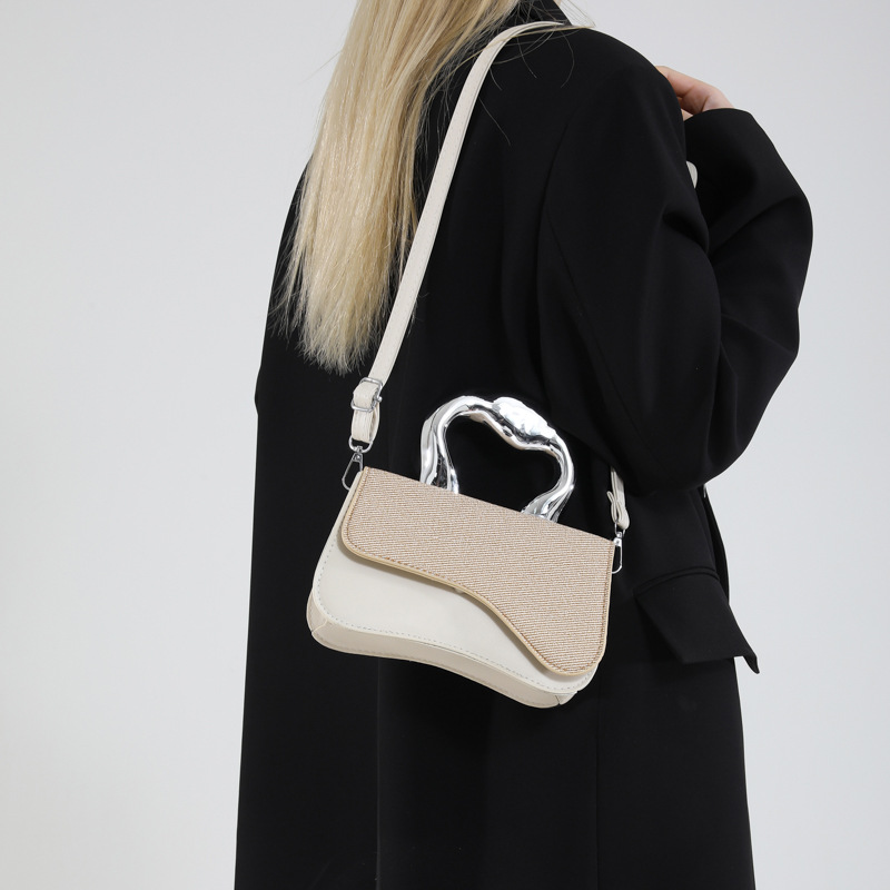 A new Spring/Summer 2025 color-blocking style, fresh and sweet, urban, elegant and fashionable, trendy and stylish, individualistic ins crossbody bag details Picture