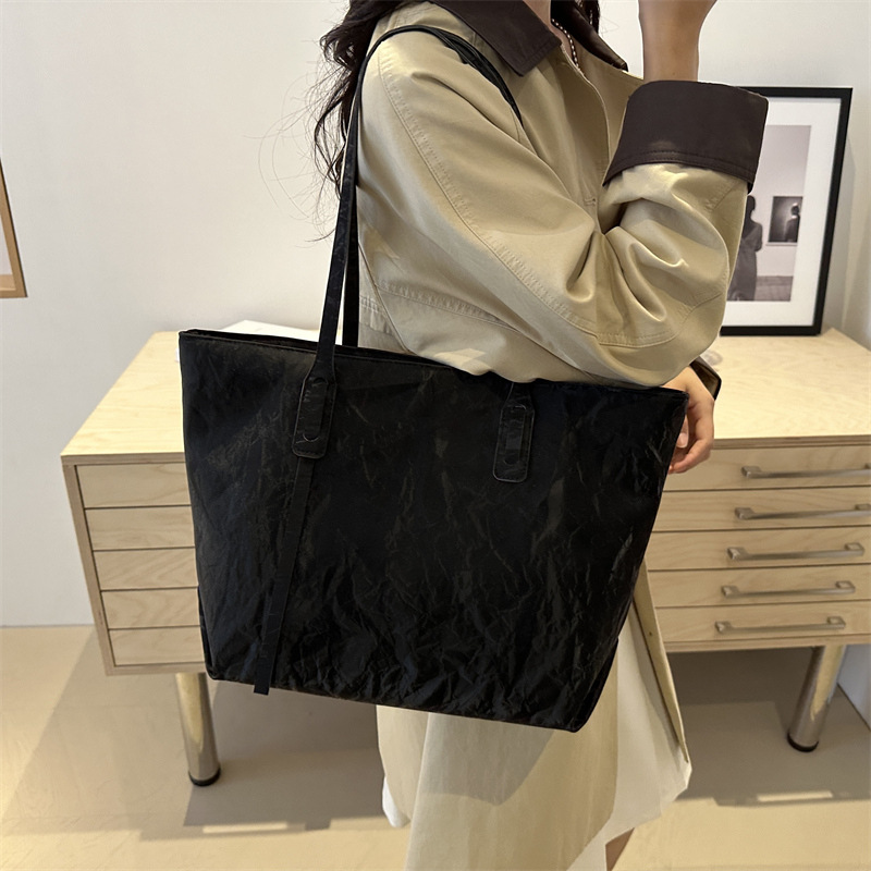 The new large-capacity solid-color autumn 2024 collection features a fashionable, retro and simple women's single-shoulder underarm commuter tote bag details Picture