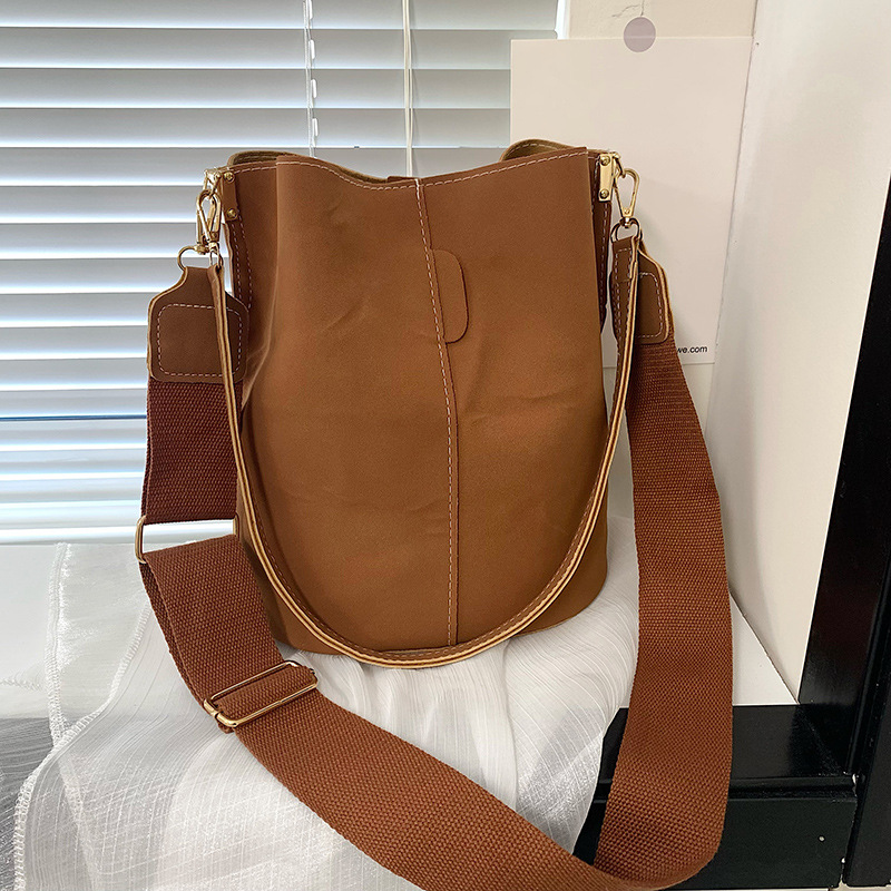 Simple commuting bucket bag for women 2024 autumn/winter new wide shoulder strap single-shoulder women's bag, matte retro crossbody large bag full figure