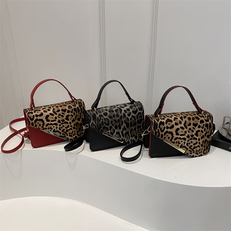 Personalized spliced design, leopard print contrasting color, new Spring 2025 casual and fashionable handbag, shoulder and crossbody small square bag for women Application Scenario