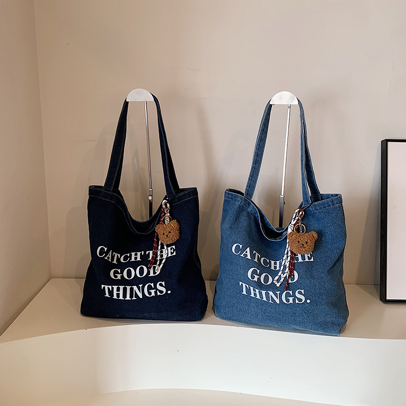 Denim bag for women, large-capacity 2024 new autumn and winter versatile casual single-shoulder bag, class commuting tote bag Application Scenario