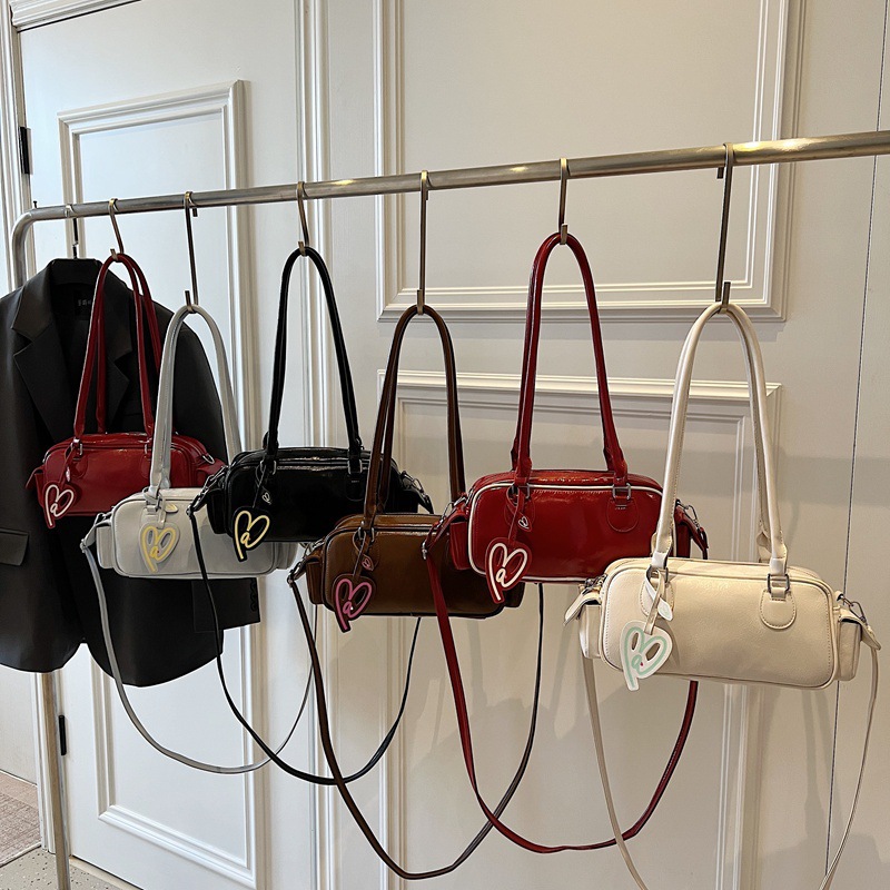 Spring 2025 niche new handbag, fashionable and versatile for commuting, large-capacity single-shoulder crossbody Boston women's bag Application Scenario