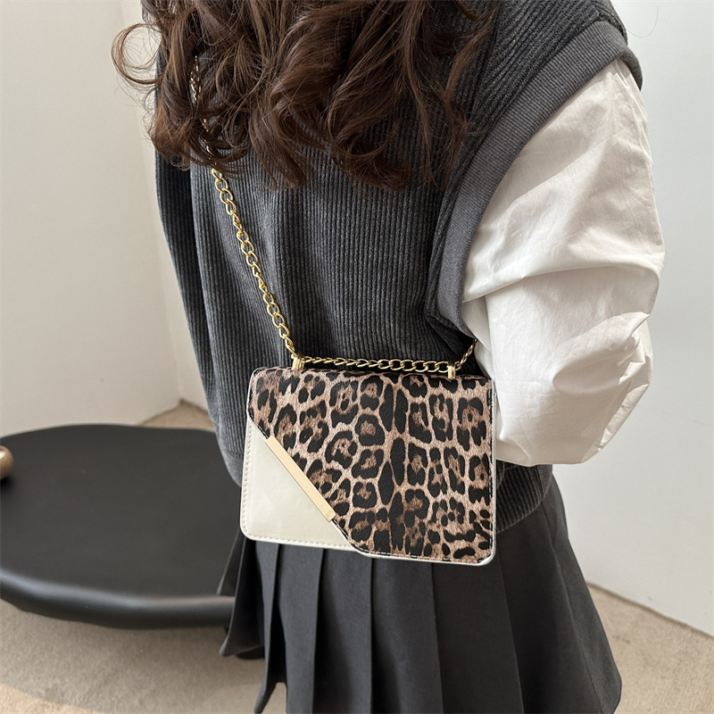 2024 New stylish and versatile single-shoulder crossbody bag with a high-end and niche design, underarm bag, women's leopard print small square bag details Picture