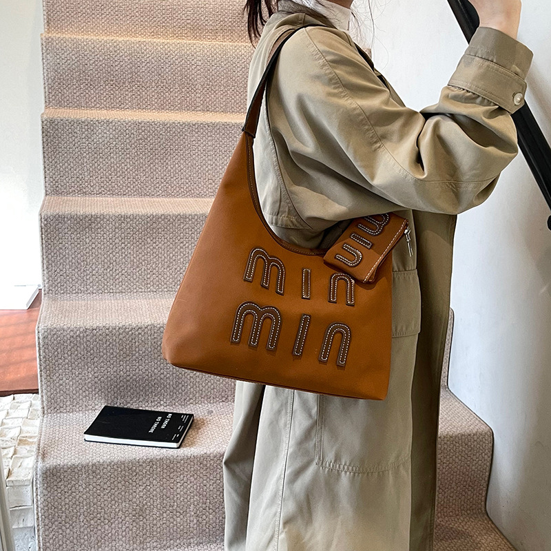 Fashionable large-capacity tote bag for women 2025 new autumn and winter casual niche design retro commuter single-shoulder bag details Picture
