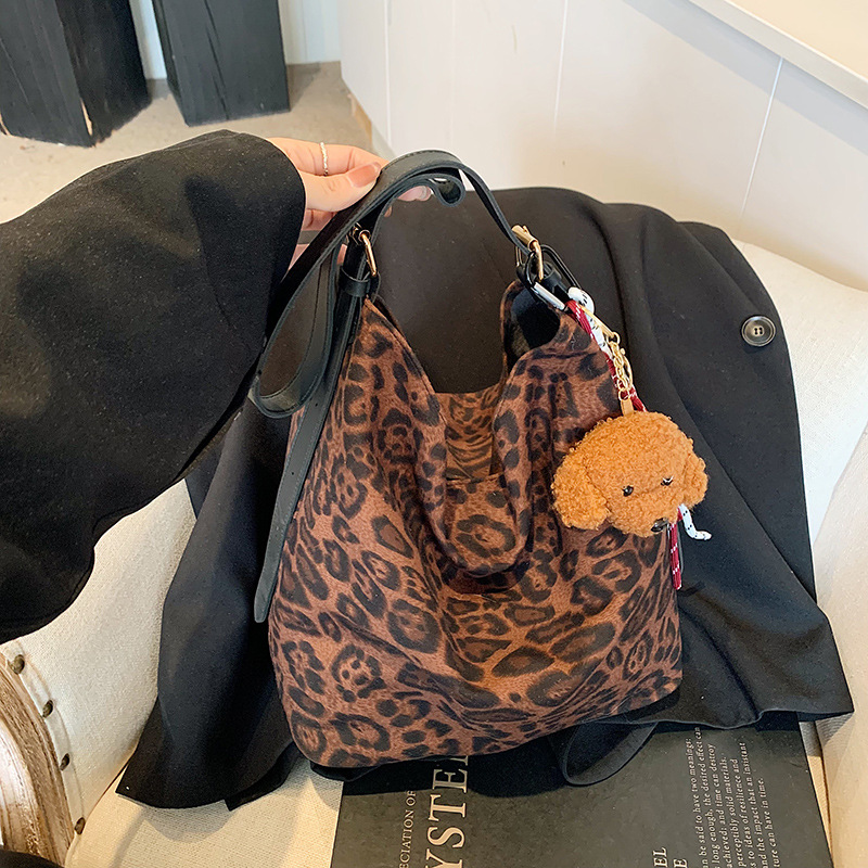 New leopard print large-capacity winter bag, fashionable and casual 2024 commuter retro single-shoulder crossbody bag tote bag full figure