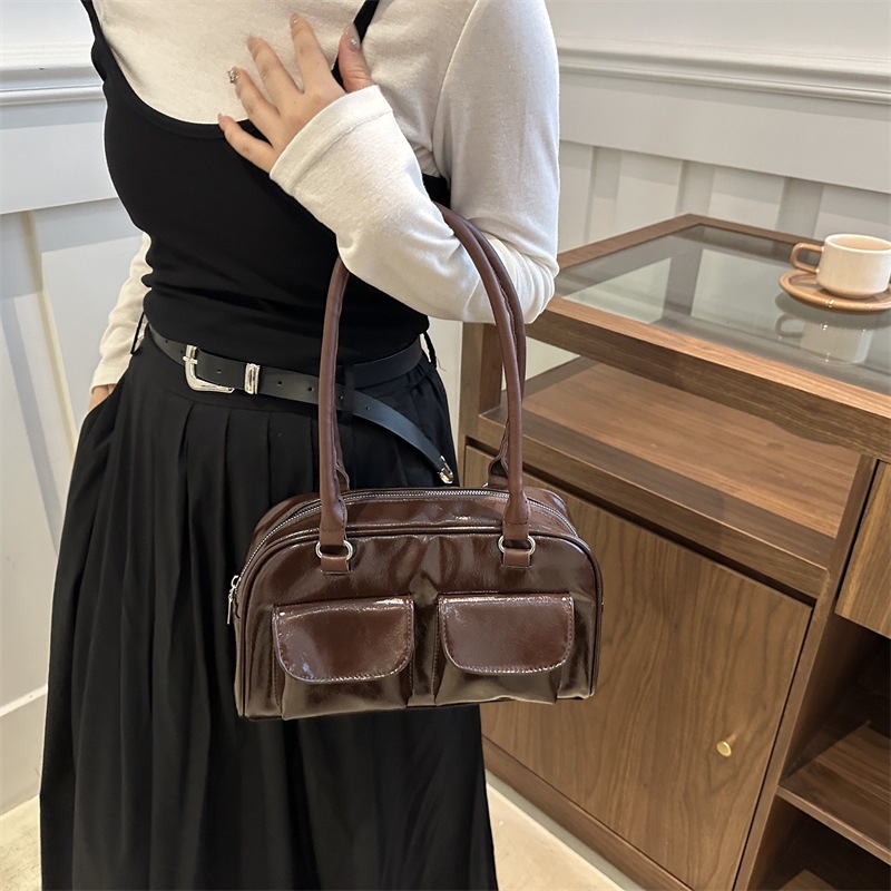 This autumn's stylish hand-held small square bag for trendy women is a popular bag this year. It's a new Korean-style fashionable single-shoulder bag for 2024 details Picture