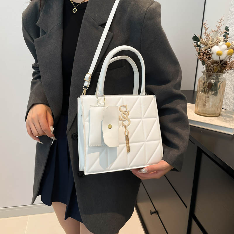 This is a trendy and niche design crossbody bag for women, a new autumn 2024 collection that exudes a simple and elegant style. It is a small square hand-held shoulder bag details Picture