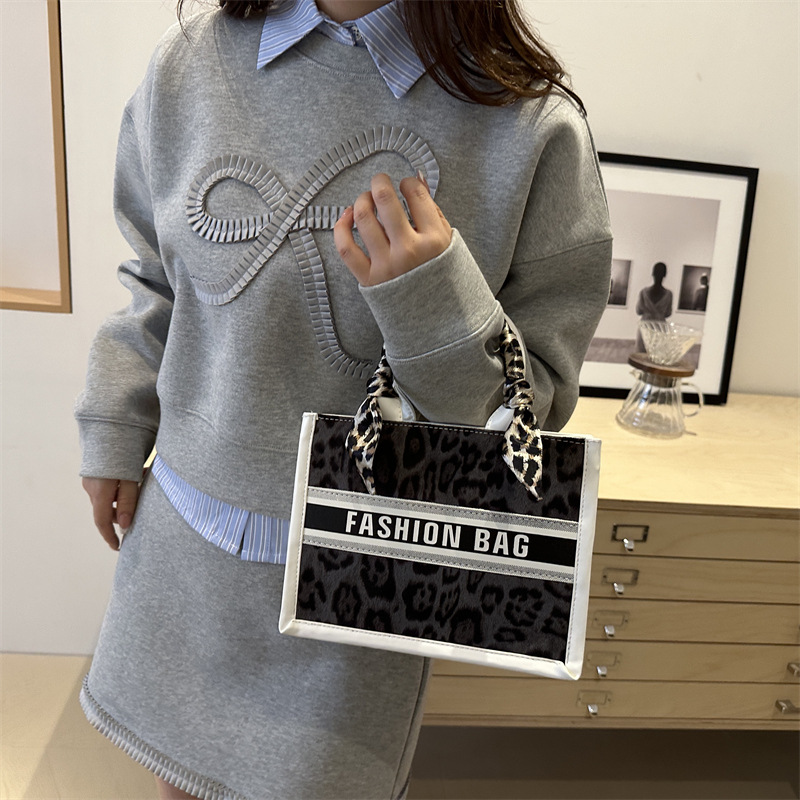Cross-border women's winter hand-held large-capacity, high-quality women's bag, leopard print hand-held tote bag, high-end underarm women's bag Specification drawing