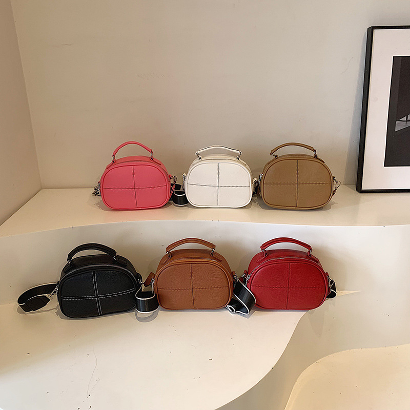A new trendy women's single-shoulder crossbody bag with stitched stitching and shell bag in 2024, featuring Japanese and Korean versions Application Scenario