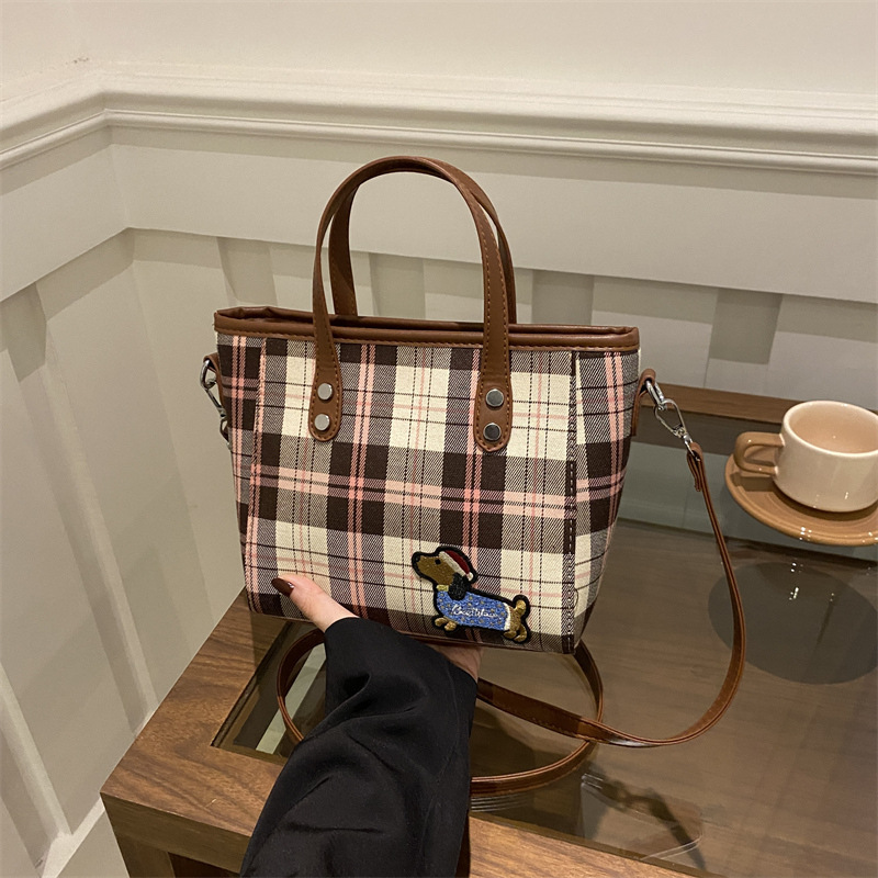 This is a trendy and cute handbag for women's 2024 autumn and winter collection, a versatile and casual crossbody bag full figure
