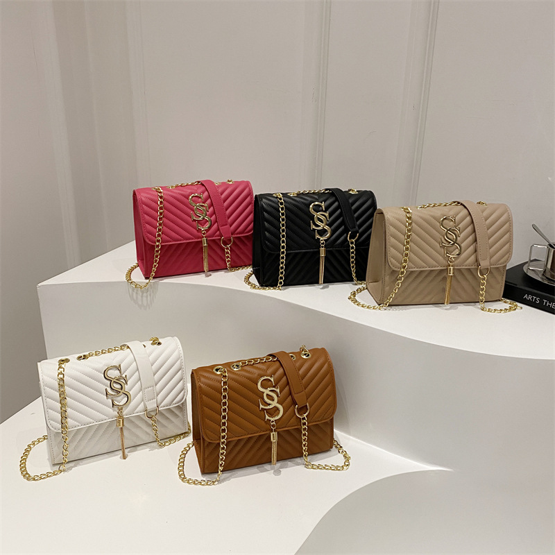 Casual women's crossbody bag 2025 new style, women's retro diamond-shaped small square bag, fashionable and simple single-shoulder bag Application Scenario