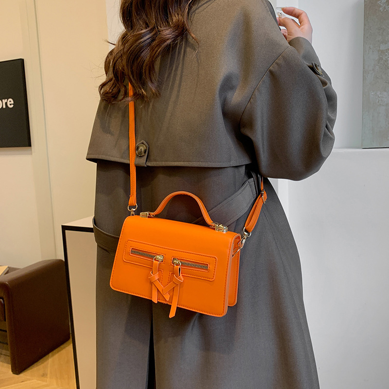 This 2024 new retro, casual and fashionable single-shoulder crossbody small square bag features a unique and simple double-lock design Specification drawing