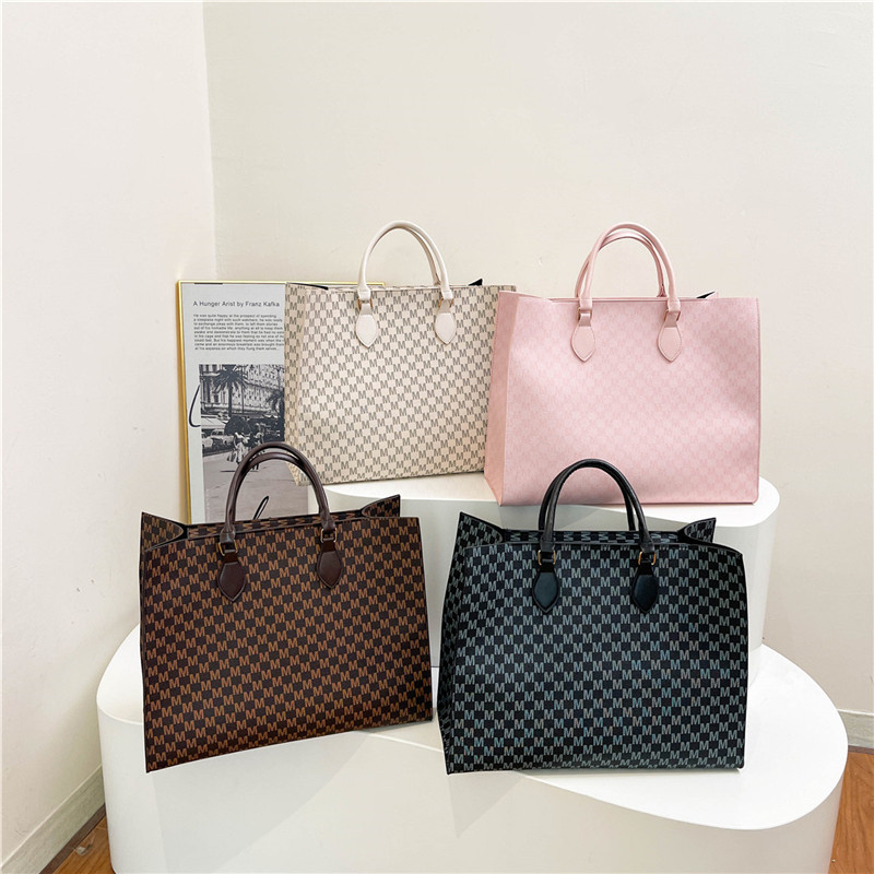 A new 2024 Korean version of a stylish, large-capacity, retro printed hand-held and trendy tote bag for commuting ladies Application Scenario