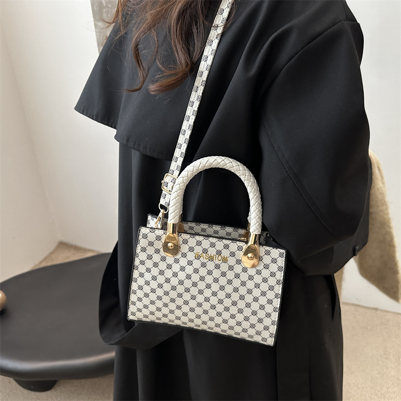 Women's bag 2024 Fashion Trend Casual hand-held small square bag Korean style retro single-shoulder crossbody women's small square bag details Picture
