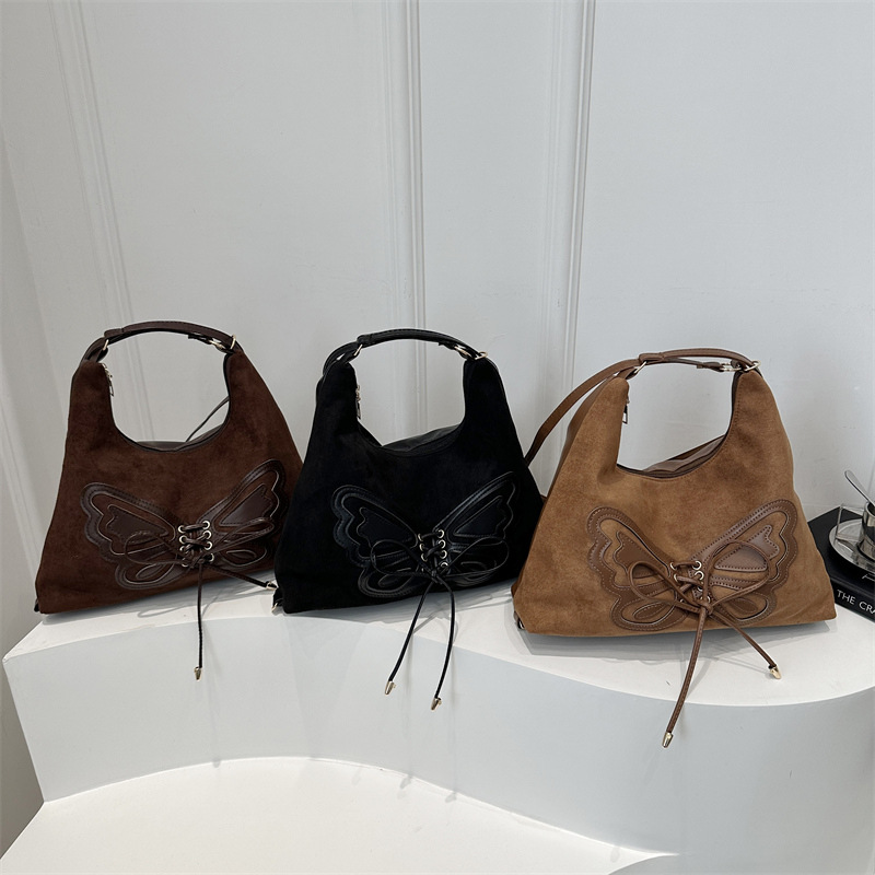 A new single-shoulder butterfly underarm bag for women's winter 2024 is now available. It can be carried in multiple ways and has a large capacity crossbody Application Scenario