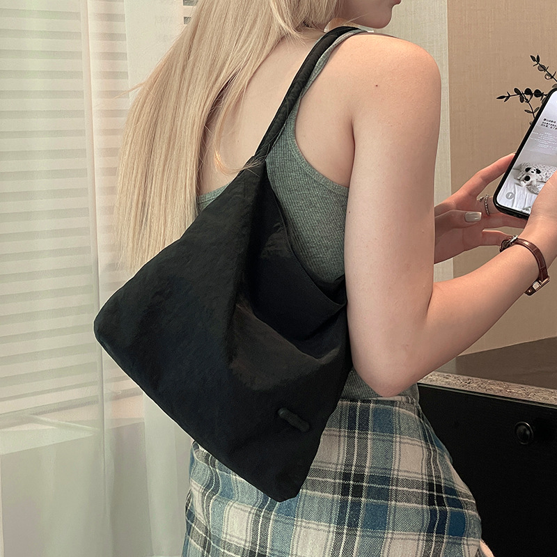 Colorful Fox Korean Instagram's new women's handbag is lightweight, casual and versatile. It's a lightweight nylon fabric bag details Picture