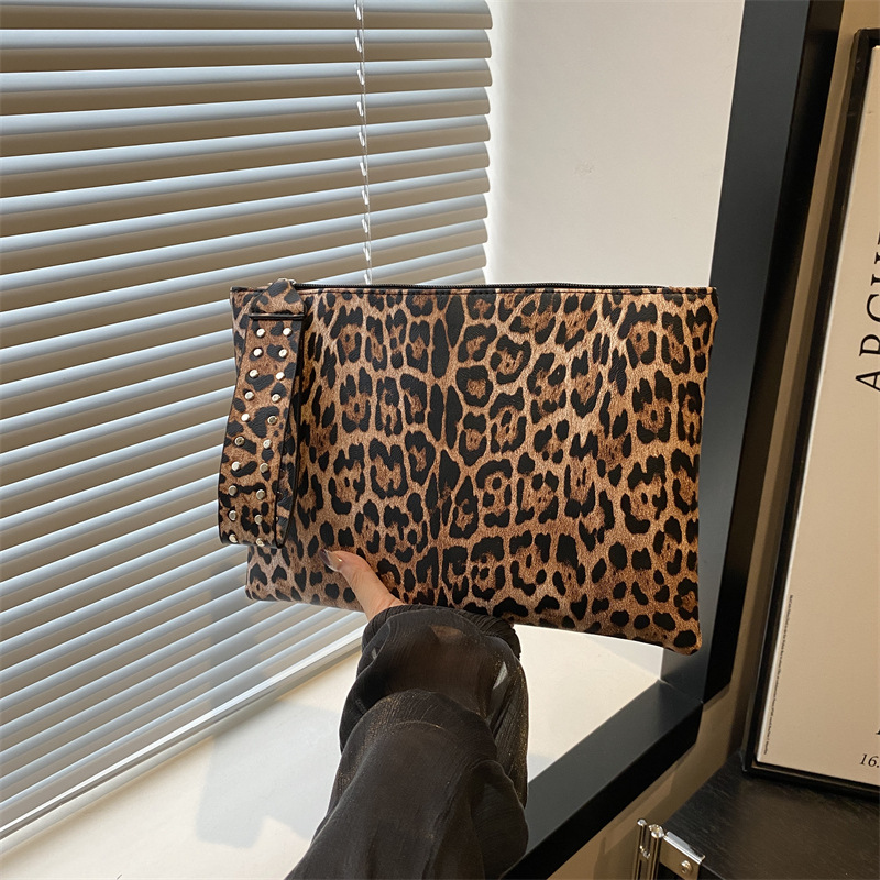 Ladies' handbag 2024 New style clutch bag, European and American fashion, niche and simple envelope bag, small square bag, storage bag, trendy full figure
