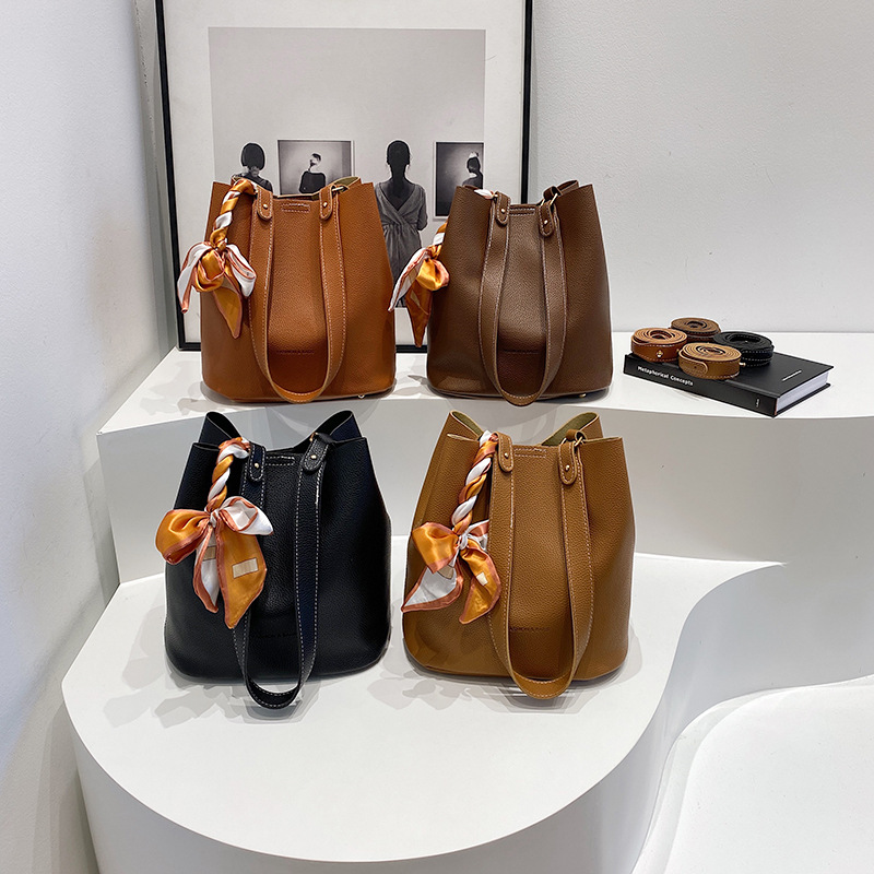 Underarm mother bag for women, 2024 new autumn and winter retro fashion bucket bag, solid color, texture, versatile shoulder bag Application Scenario