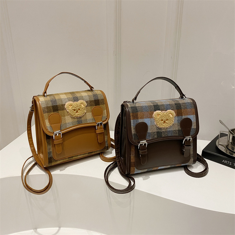 A new large-capacity, casual, retro and fashionable hand-held shoulder crossbody bag in the school style for women in the autumn of 2024 Application Scenario