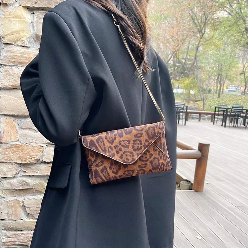 This year, niche leopard print bags are in vogue. The new winter 2024 collection for women is stylish and individualistic, featuring a single-shoulder, underarm bag and a small square bag details Picture