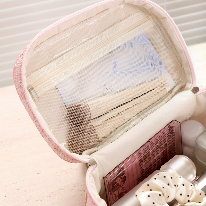 The new Embroidered Dream Heaven and Earth Cover makeup bag, travel cosmetics storage bag, small fragrance style makeup bag, large capacity, high-end feel Application Scenario