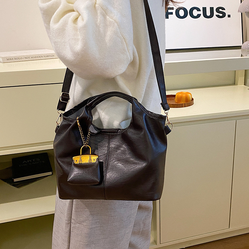Autumn and winter retro fashion women's 2024 new large-capacity casual commuting solid-color mother-and-child hand-held crossbody tote bag details Picture