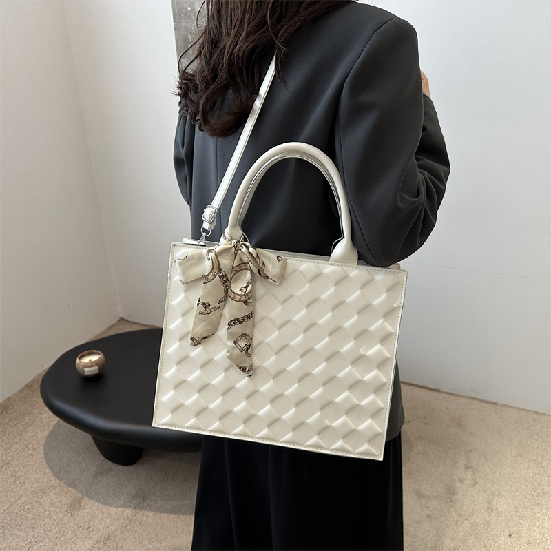 This high-quality large-capacity underarm handbag is a new trendy and fashionable crossbody commuter tote bag for women in the autumn and winter of 2024 Specification drawing