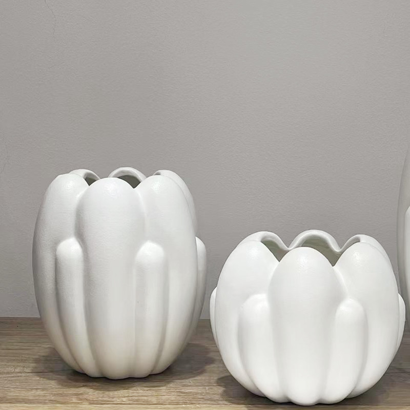 Creative new minimalist white ceramic vase, artistic decorative item, flower vase, hotel entrance table flower vase details Picture