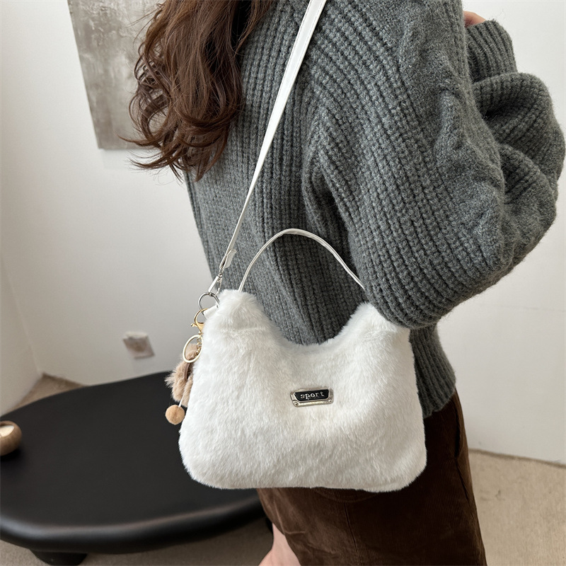 High-end plush handbag, new winter 2024, fashionable and versatile underarm bag, niche design, single-shoulder crossbody bag details Picture