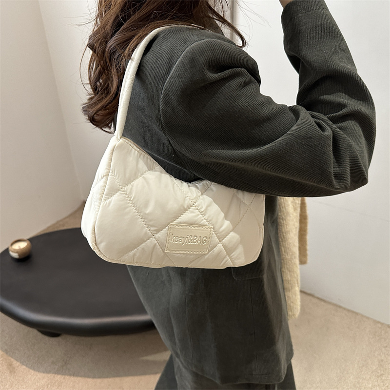 This year, large-capacity cotton-padded jackets for women are in vogue. The new 2024 fashionable canvas lightweight commuting single-shoulder dumpling bag for women is in vogue details Picture