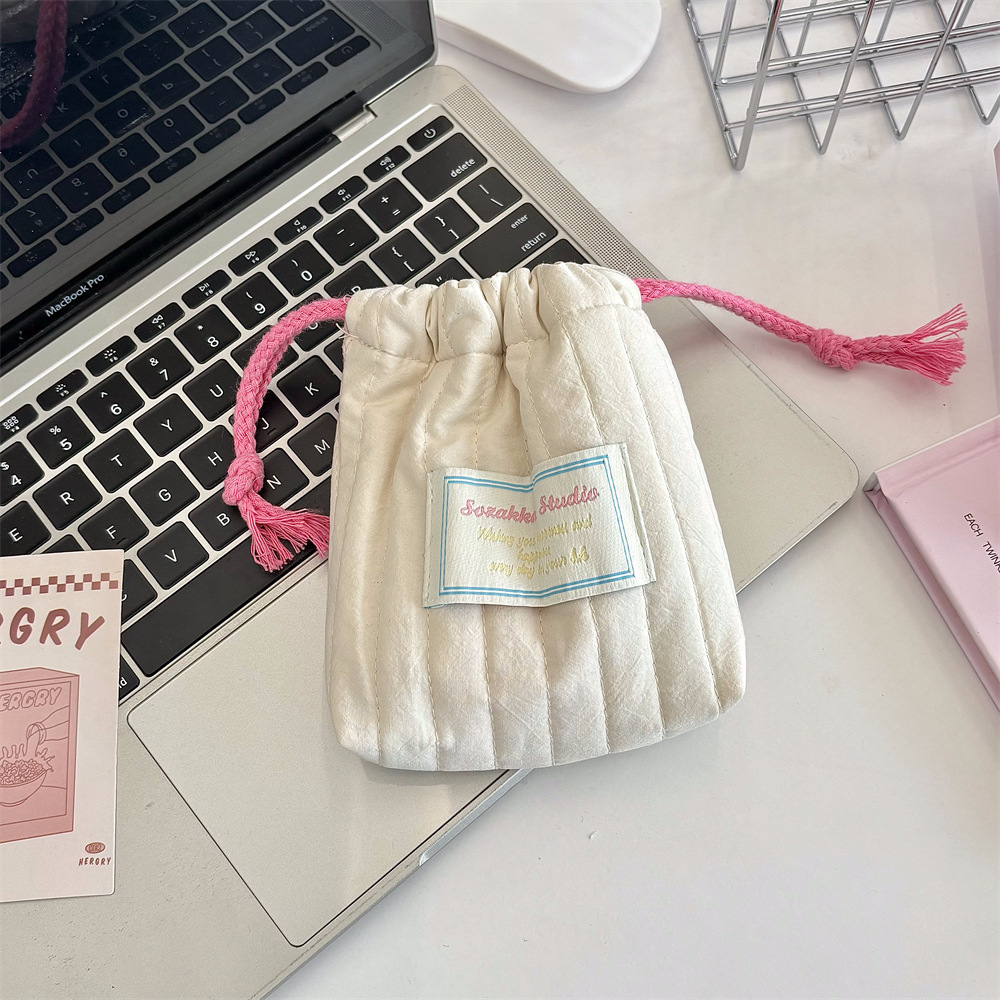 5351 Quilted storage bag, Makeup Bag, cute and portable student grocery sorting bag, Sanitary Napkin bag Application Scenario