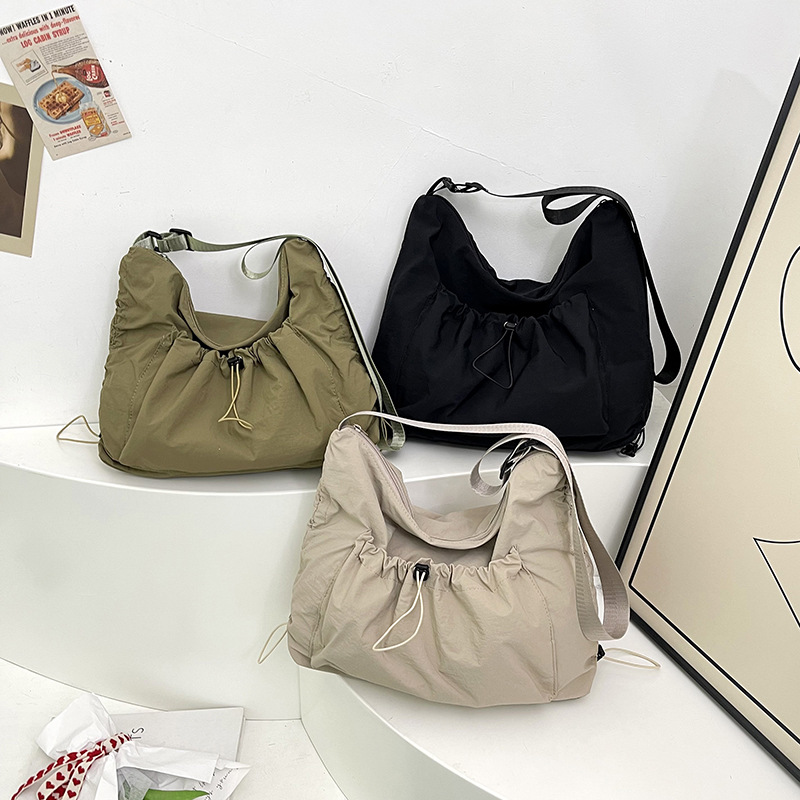 2024 New women's fashion and trendy pleated bag, large-capacity crossbody bag, canvas cross-border trendy casual single-shoulder bag Application Scenario