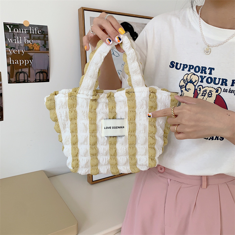 25131 Women's French cream pleated handbag, cloud cream puffs, hand-held bag, bento bag, shopping bag Application Scenario