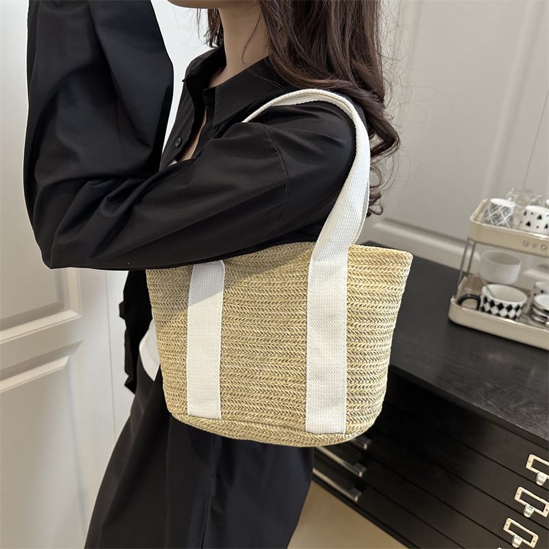 A niche fashion ethnic-style hand-held small bag for women in 2025, a new woven bag with a unique and high-end feel, and a crossbody bag details Picture