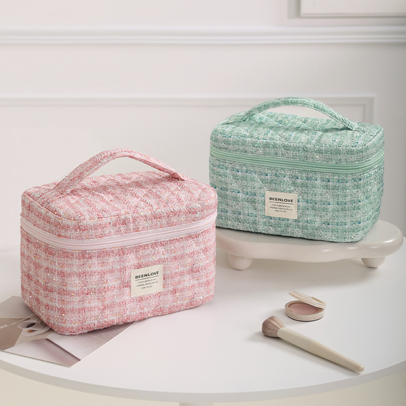 The new Embroidered Dream Heaven and Earth Cover makeup bag, travel cosmetics storage bag, small fragrance style makeup bag, large capacity, high-end feel full figure