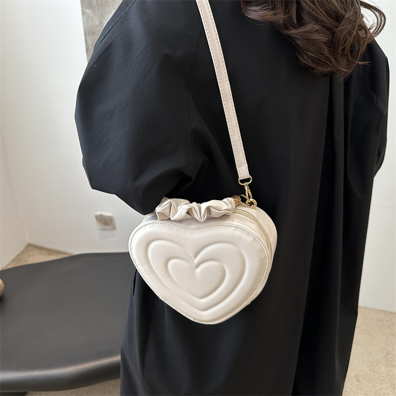 Retro solid color embossed small bag for women, 2024 new style, fashionable and trendy casual single-shoulder bag, texture, slanted cross heart bag Specification drawing