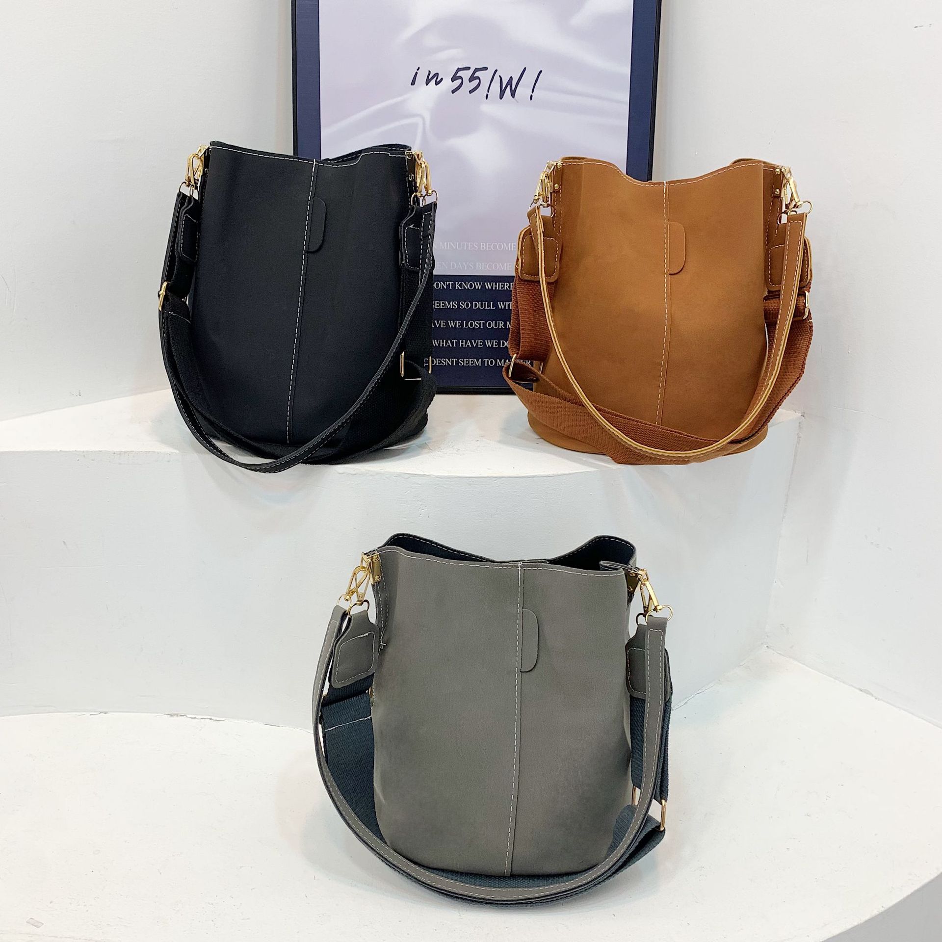 Simple commuting bucket bag for women 2024 autumn/winter new wide shoulder strap single-shoulder women's bag, matte retro crossbody large bag Application Scenario