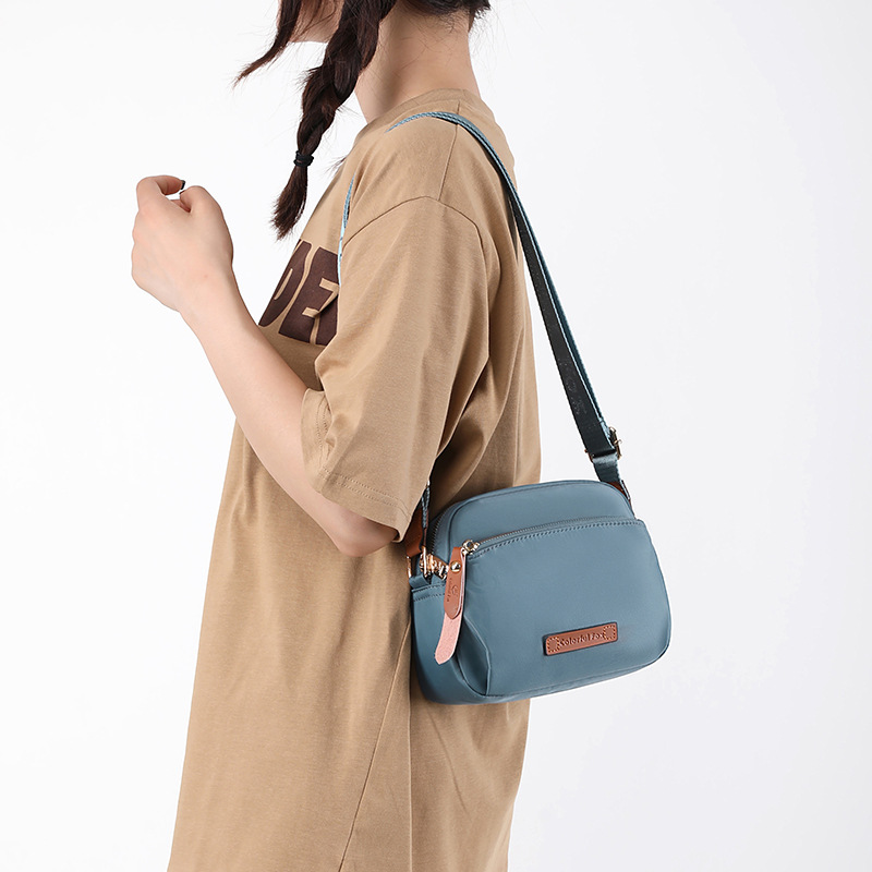Colorful Fox's new shoulder bag, a trendy Japanese crossbody bag for women, and a water-resistant nylon key coin purse details Picture