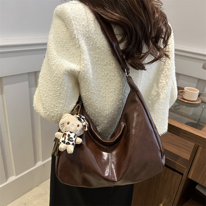 A new retro tote bag with a large capacity and versatile fashion crossbody for women's winter 2024, a niche Korean underarm bag Specification drawing