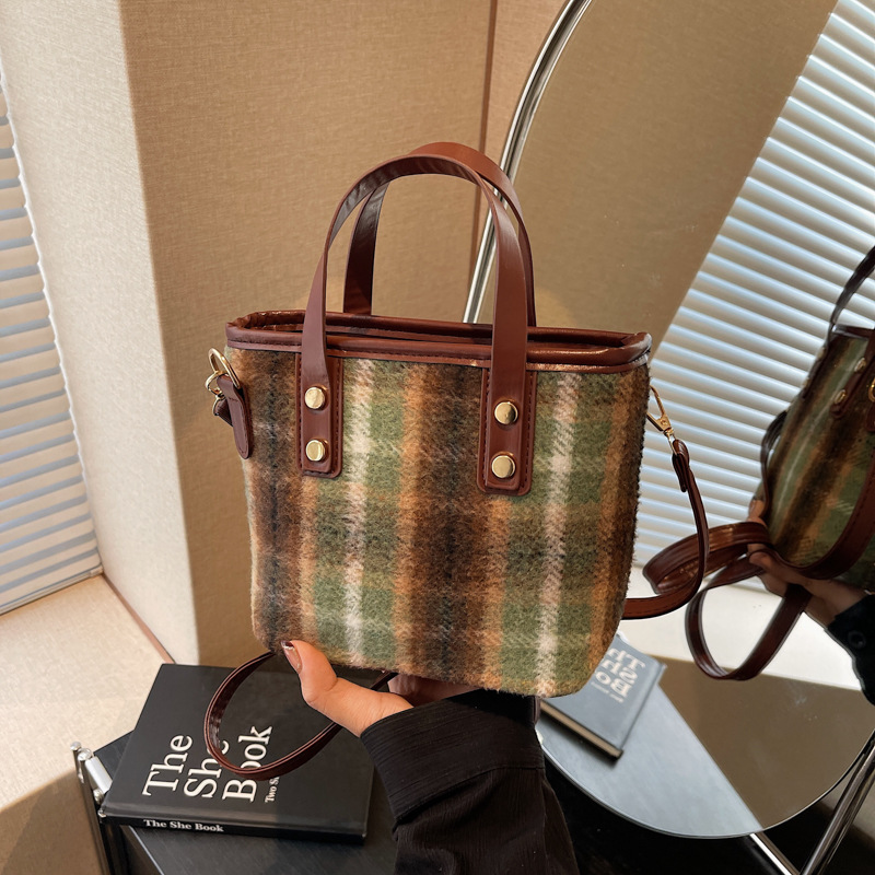 New 2024 stylish checkered handbag, single-shoulder underarm bag, women's large-capacity commuter tote bag full figure