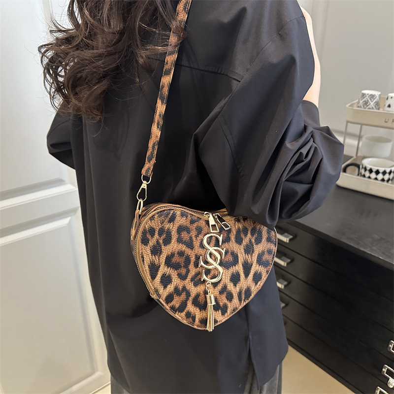 Fashionable heart single-shoulder coin purse, stylish leopard print accessory crossbody bag, 2025 new style heart-shaped bow chain bag details Picture