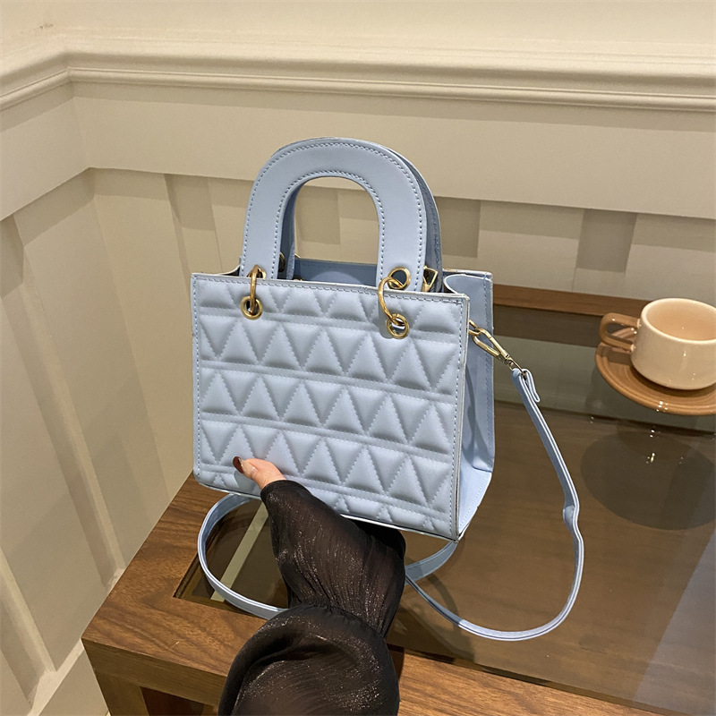 This is a new 2024 stylish diamond-shaped casual handbag for women. It features an ins texture, simplicity and elegance, and is a single-shoulder crossbody bag full figure