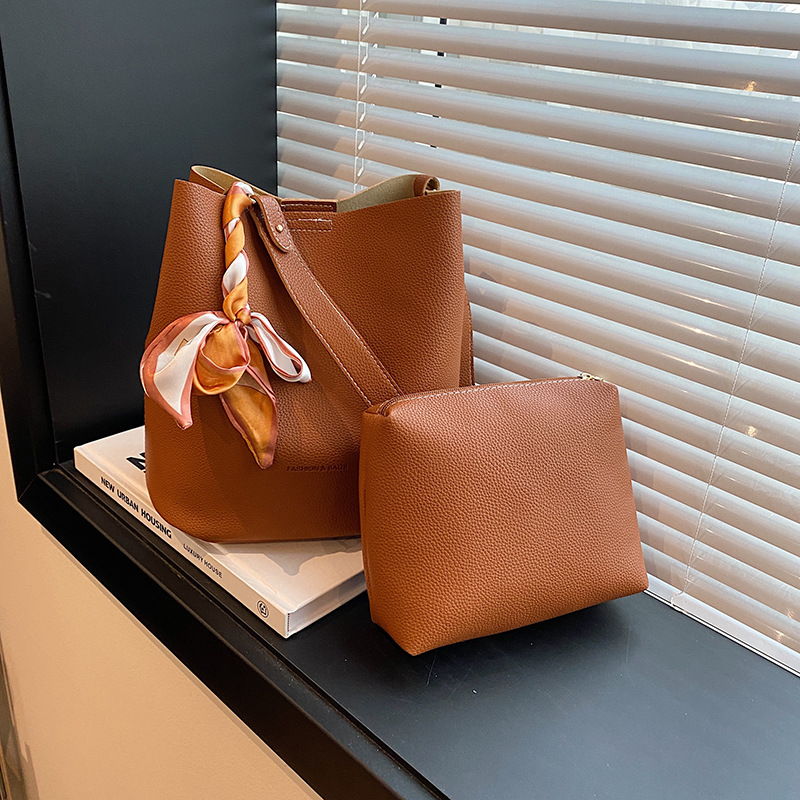 Underarm mother bag for women, 2024 new autumn and winter retro fashion bucket bag, solid color, texture, versatile shoulder bag full figure