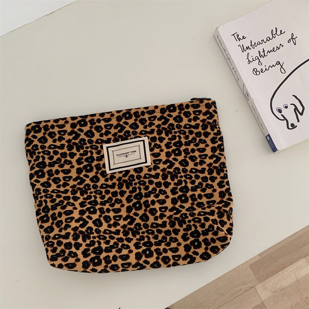 15231 Fashionable little leopard print stylish makeup Bag, portable canvas small phone bag, clutch bag, simple daily storage bag details Picture