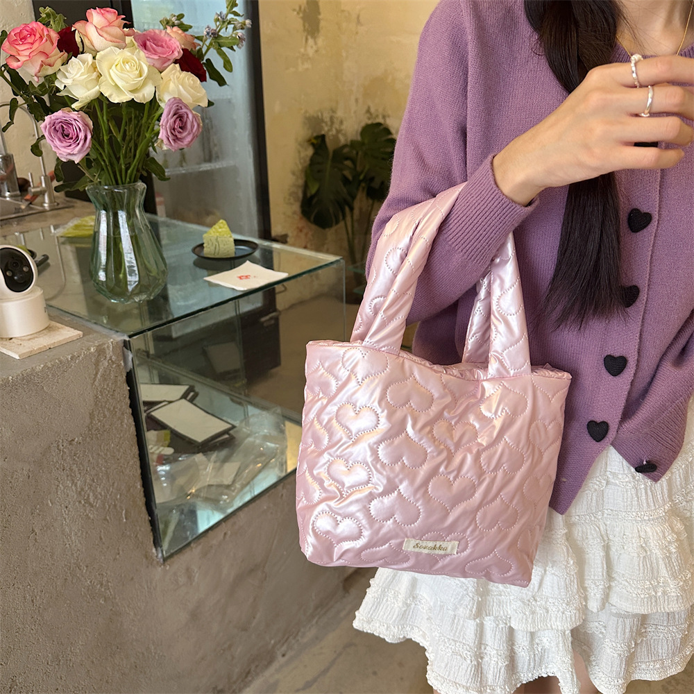 49221 solid-color heart-shaped small square bag with cotton padding, cute handbag, breakfast bag, portable for shopping, hand-held bento bag Application Scenario